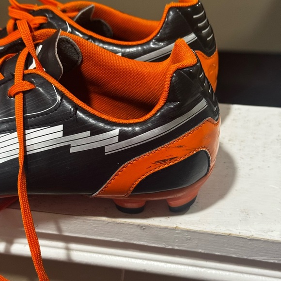 Puma evoSPEED Black and Orange football Cleats - Picture 2 of 7